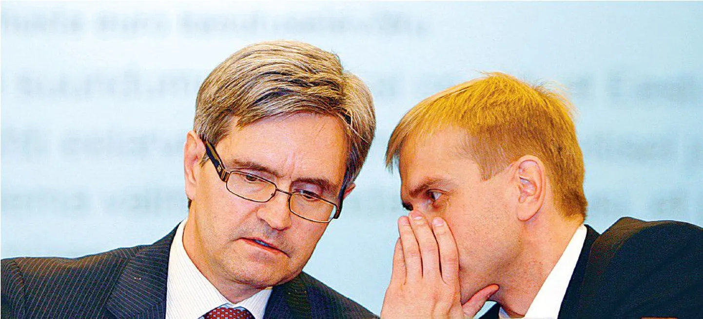 Eesti Panga president Andres Lipstok (vasakul) ja asepresident Märten Ross kergitasid eile saladuskatet majandusprognoosilt.