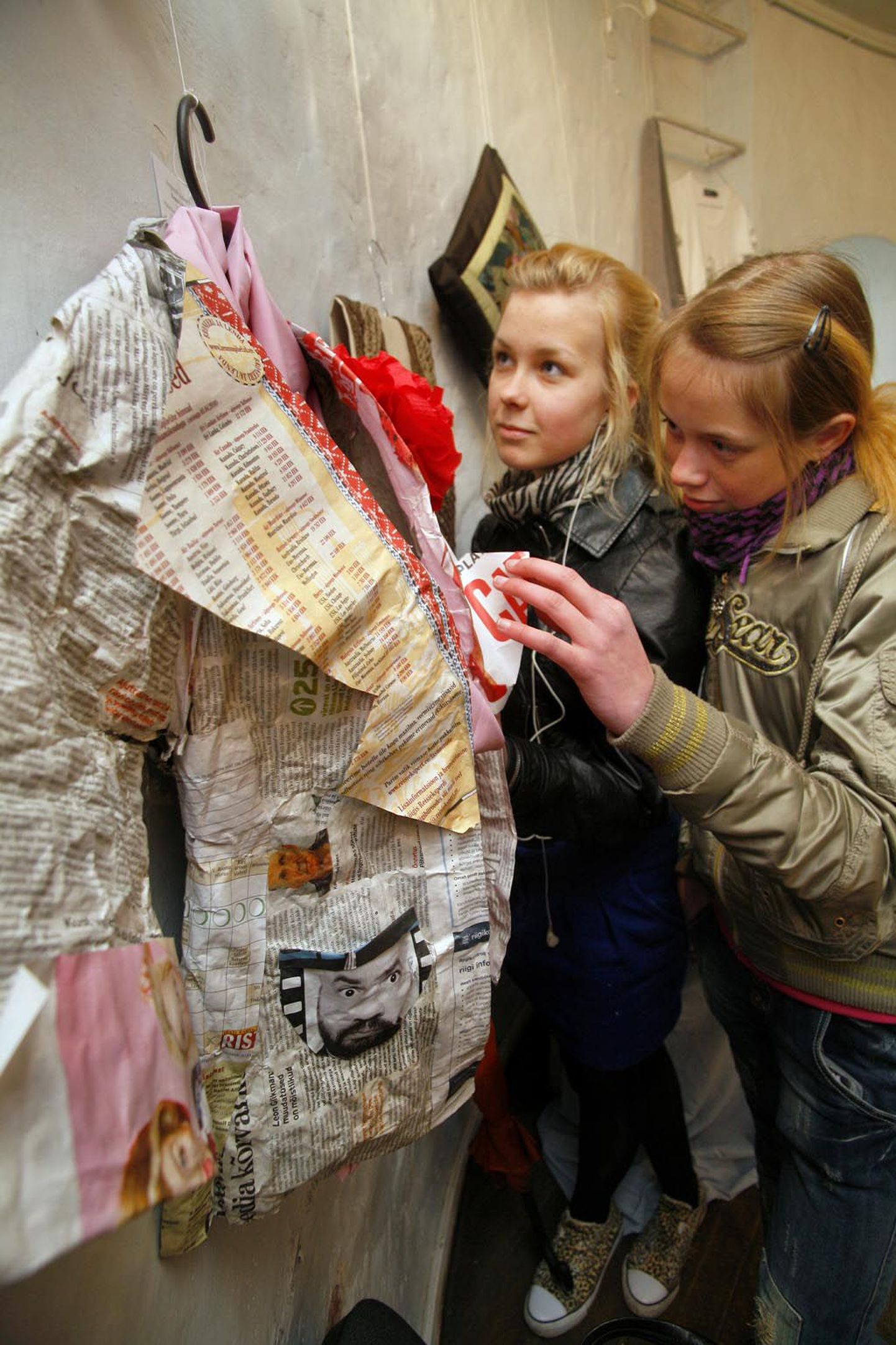 Vanalinna põhikoolis õppivad tütarlapsed uudistavad vanadest ajalehtedest valmistatud jakki.