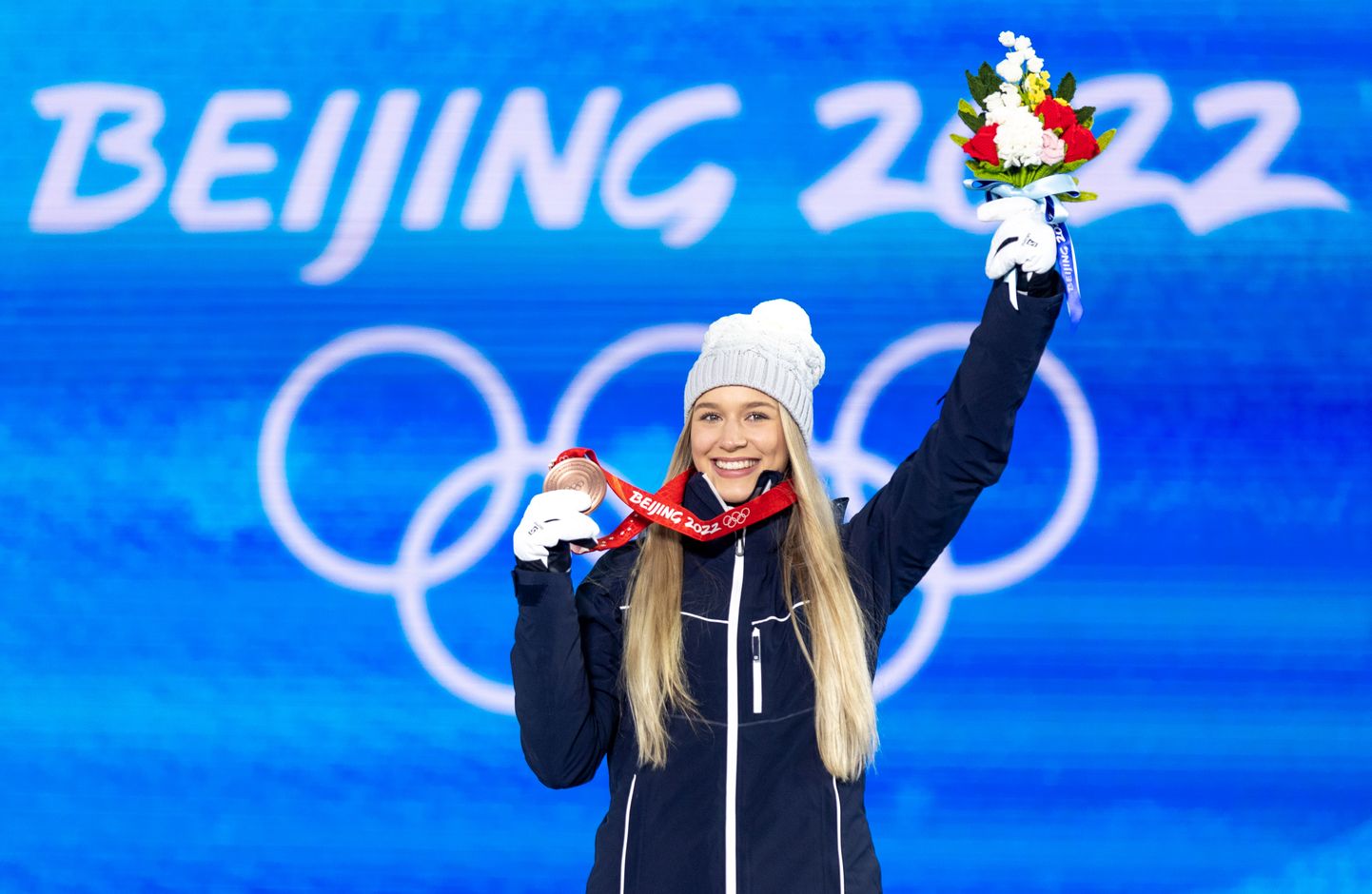 Kelly Sildaru Pekingi taliolümpiamängude medalitseremoonial.
