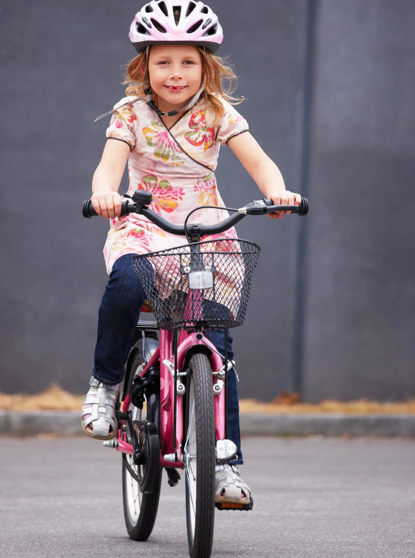 Девочка на велосипеде. Иллюстративное фото.
