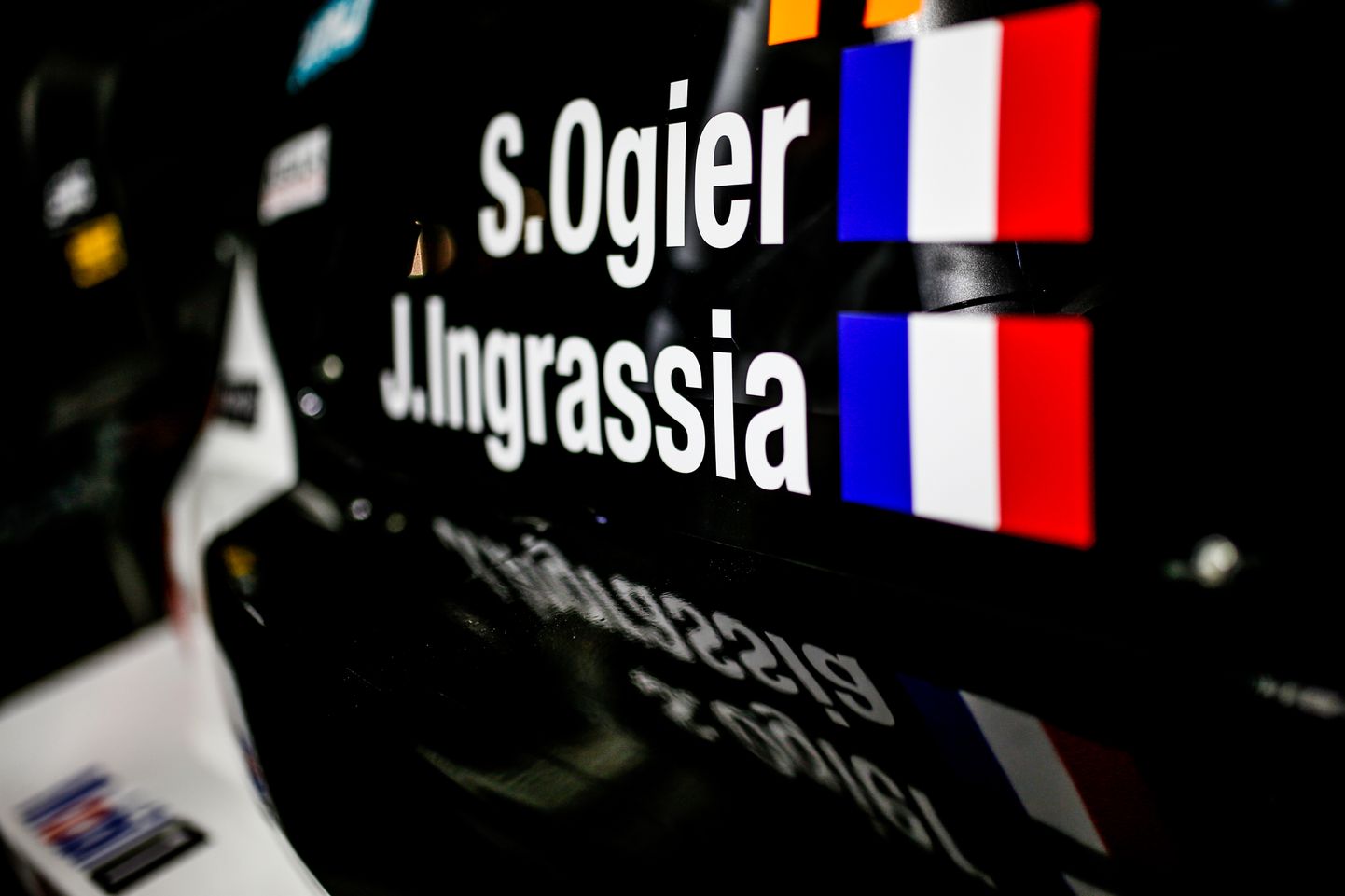 Sébastien Ogier ja Julien Ingrassia nimed küljeklaasil.
