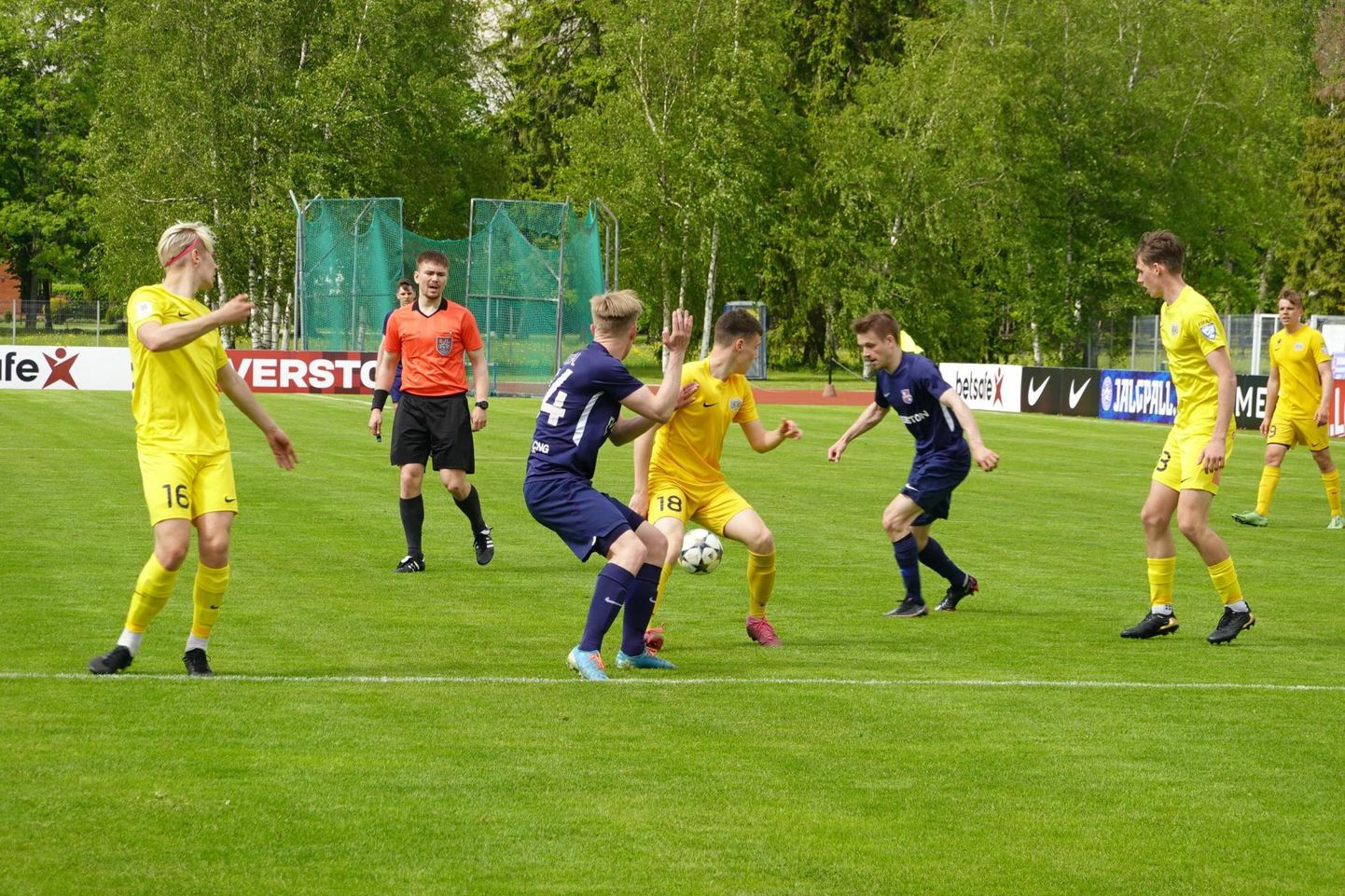 Paide linnameeskond III (sinises) alistas viimases teise liiga mängus FC Kuressaare U21 1:0 ja on endiselt turniiritabelis esimene. Teisisõnu on meeskond aastaid olnud Eesti amatöörjalgpalli tipus.