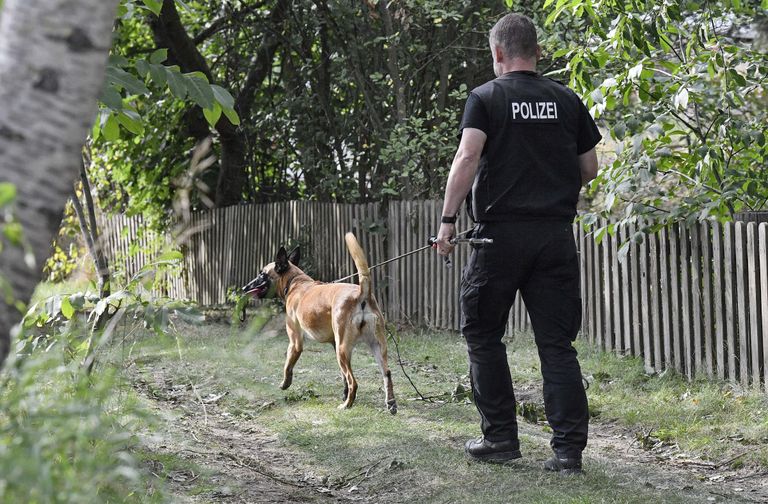 Saksa politseinik lõhnakoeraga Hannoveris paigas, kus politsei teeb väljakaevamisi seoses Madeleine McCanni kadumisega 13 aastat tagasi Portugalis