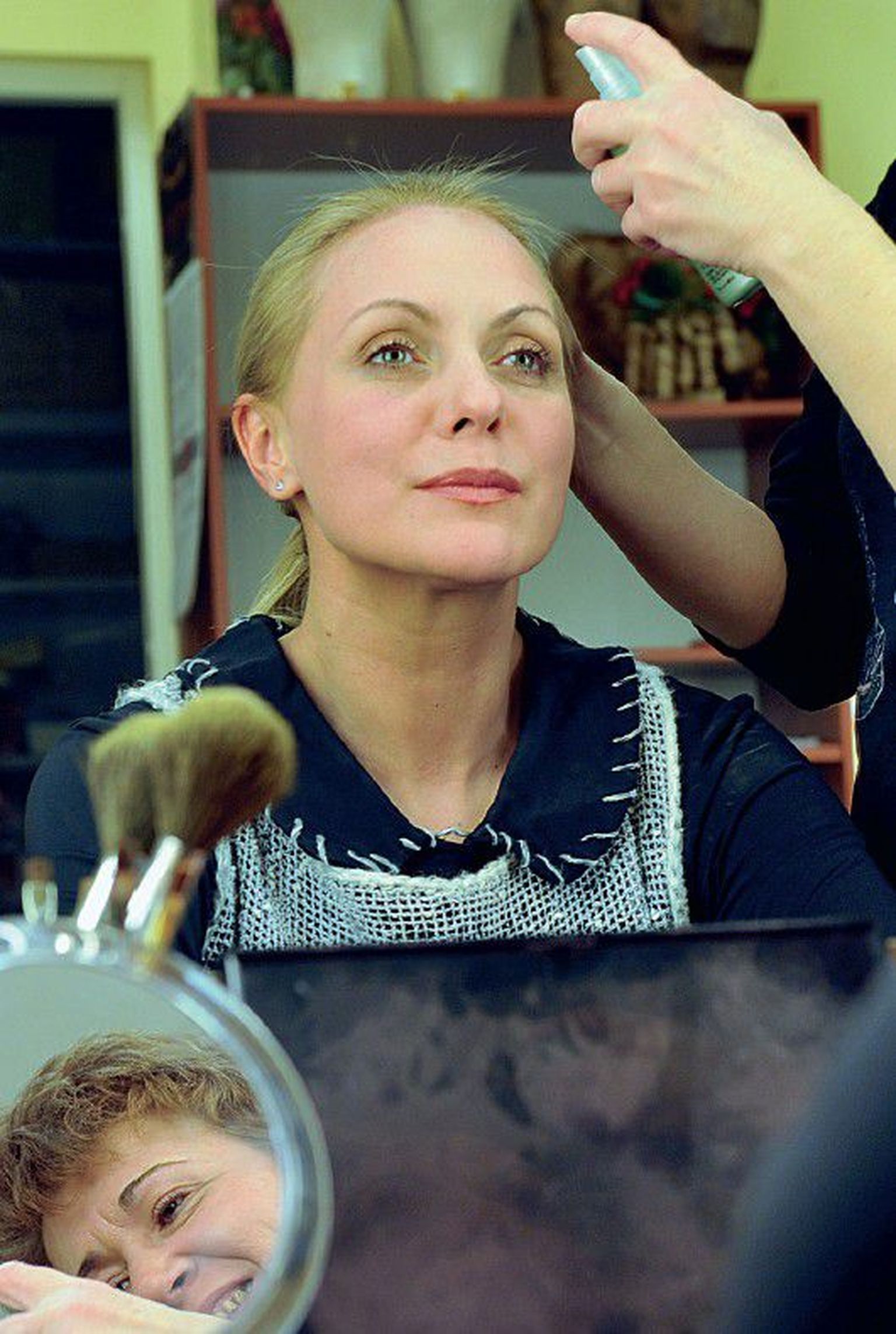 Лариса Саванкова проводит на съемочной площадке сериала минимум двенадцать часов в день и параллельно со съемками играет в спектаклях Русского театра.