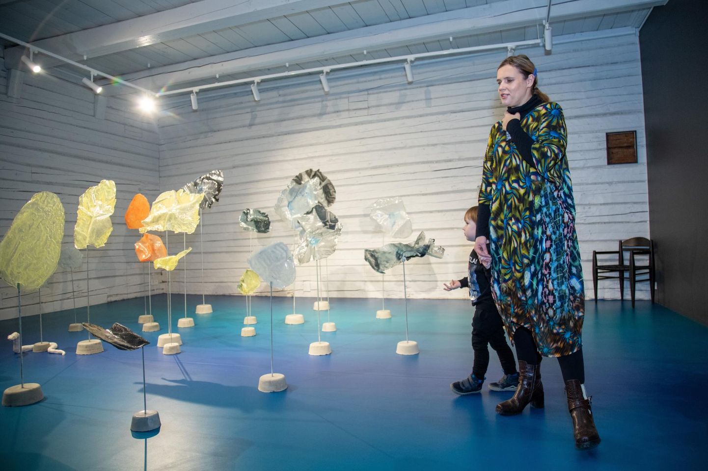 Edith Karlson oma näituse «Novell» avamisel Rüki galeriis. Näitusel sulavad kokku tööd «Lühike lugu» ja «Taevas».