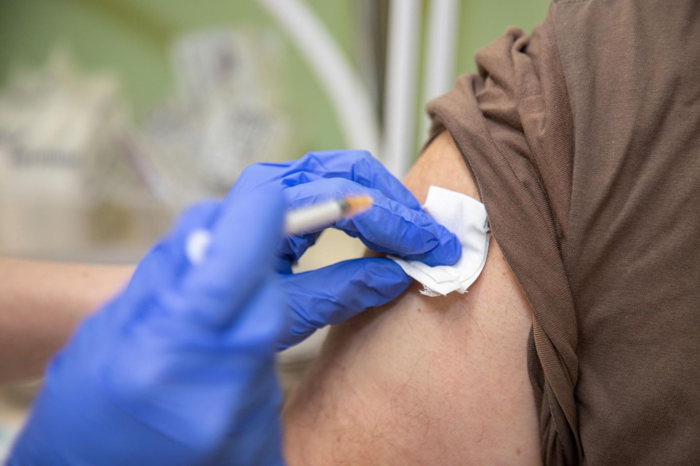 Perearstid on uue vaktsiinikoguse ootel, et saaks jätkata oma patsientide süstimisega.