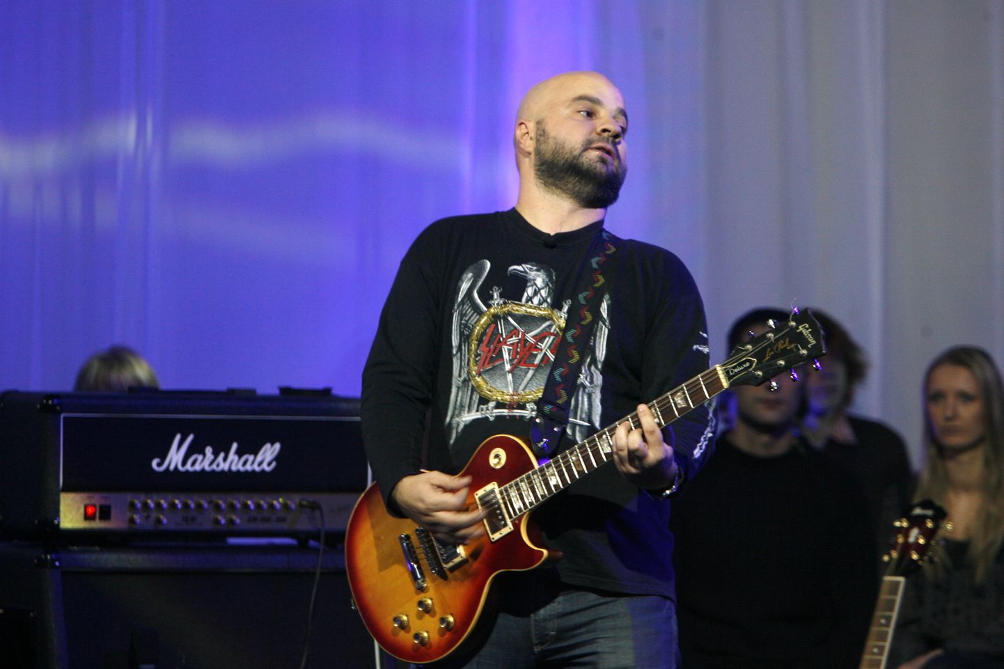 Mihkel Raud on Singer Vingeri kitarrist.