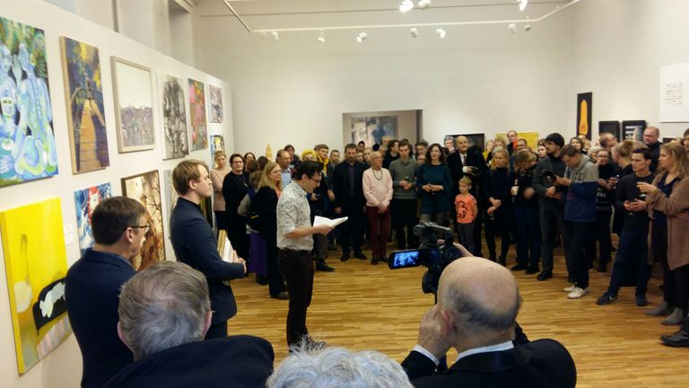 Aastanäituse avas Tartu kunstnike liidu juhatuse esimees Markus Toompere (keskel).
