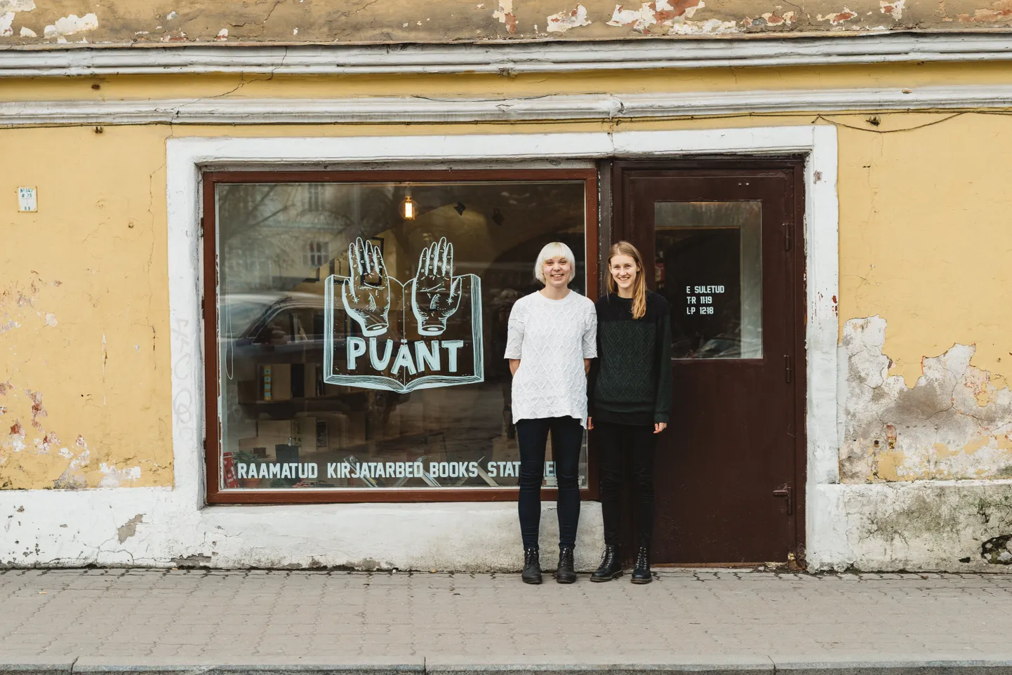 Raamatupoe Puänt omanikud Elisa-Johanna Udde ja Triinu Kööba oma esinduskaupluse eelmises asukohas Tallinna vanalinnas. Praegu asub pood Telliskivi loomelinnakus.