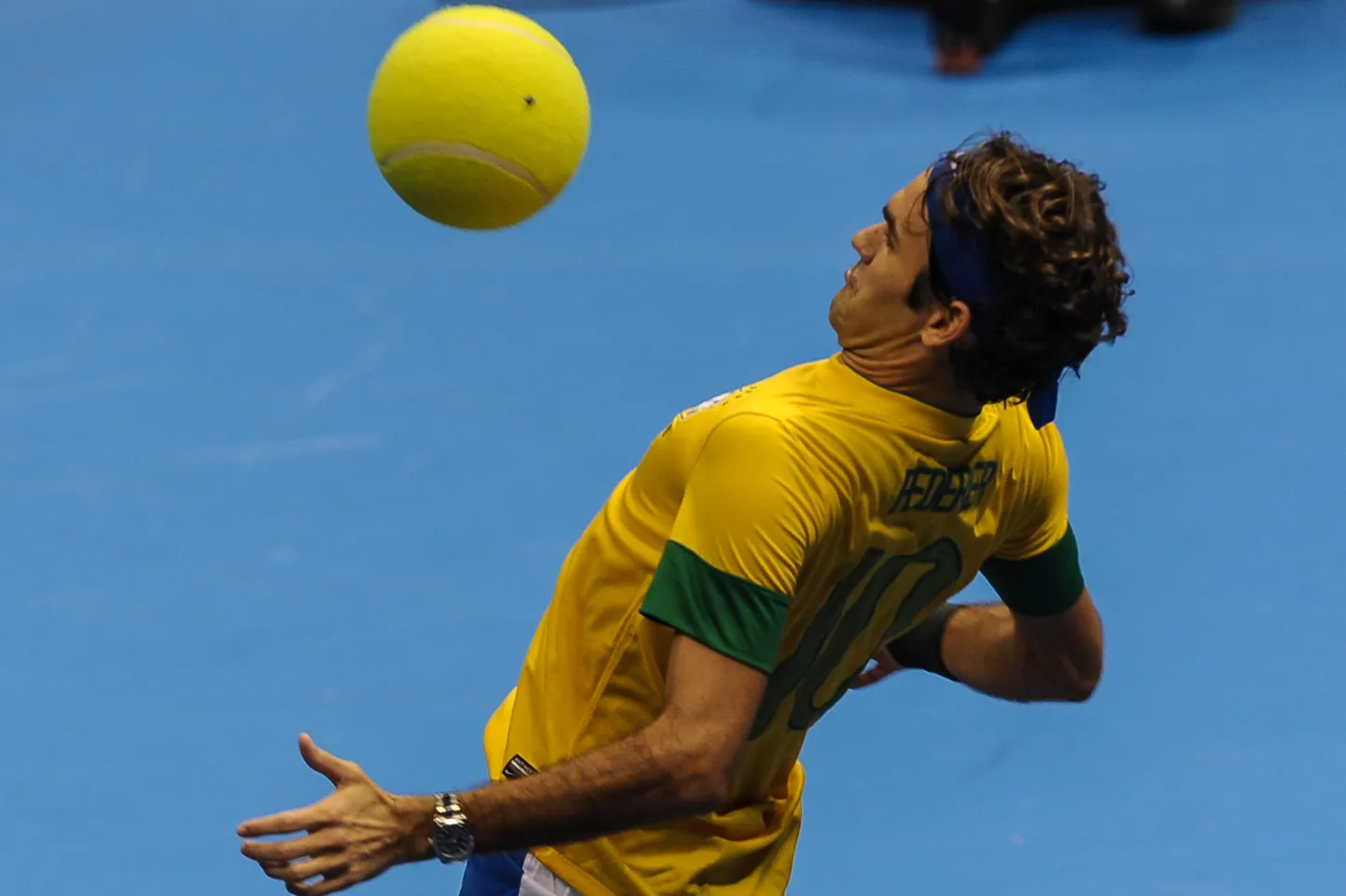 Roger Federer on jalgpalli mängimist tenniseväljakul proovinud. Kuidas õnnestub aga Manchester Unitedil jalgpallimäng kunstmurul?