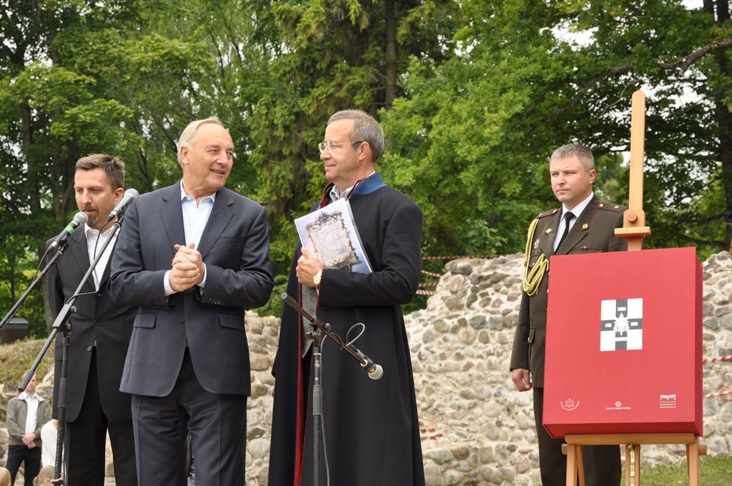 Läti president kinkis Toomas Hendrik Ilvesele albumi jäljendi.