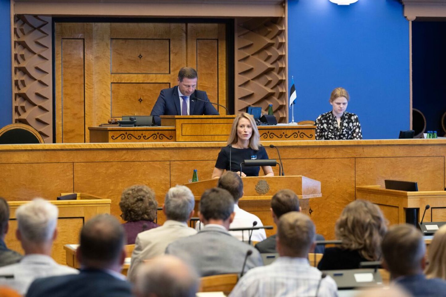 Valitsuse tagasiastumisest andis istungi alguses teada peaminister Kaja Kallas (kõnepuldis) ning riigikogu aseesimehe kohalt lahkumisest Hanno Pevkur (spiikri kohal).