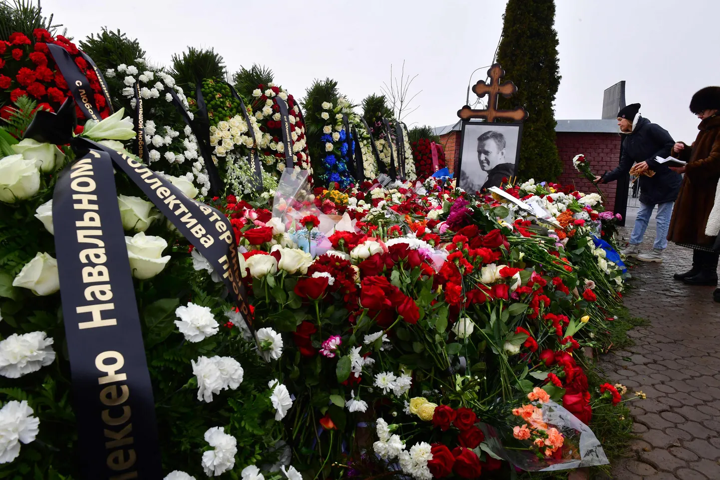 Leinajad Navalnõi haua juures Borissovskoje kalmistul.