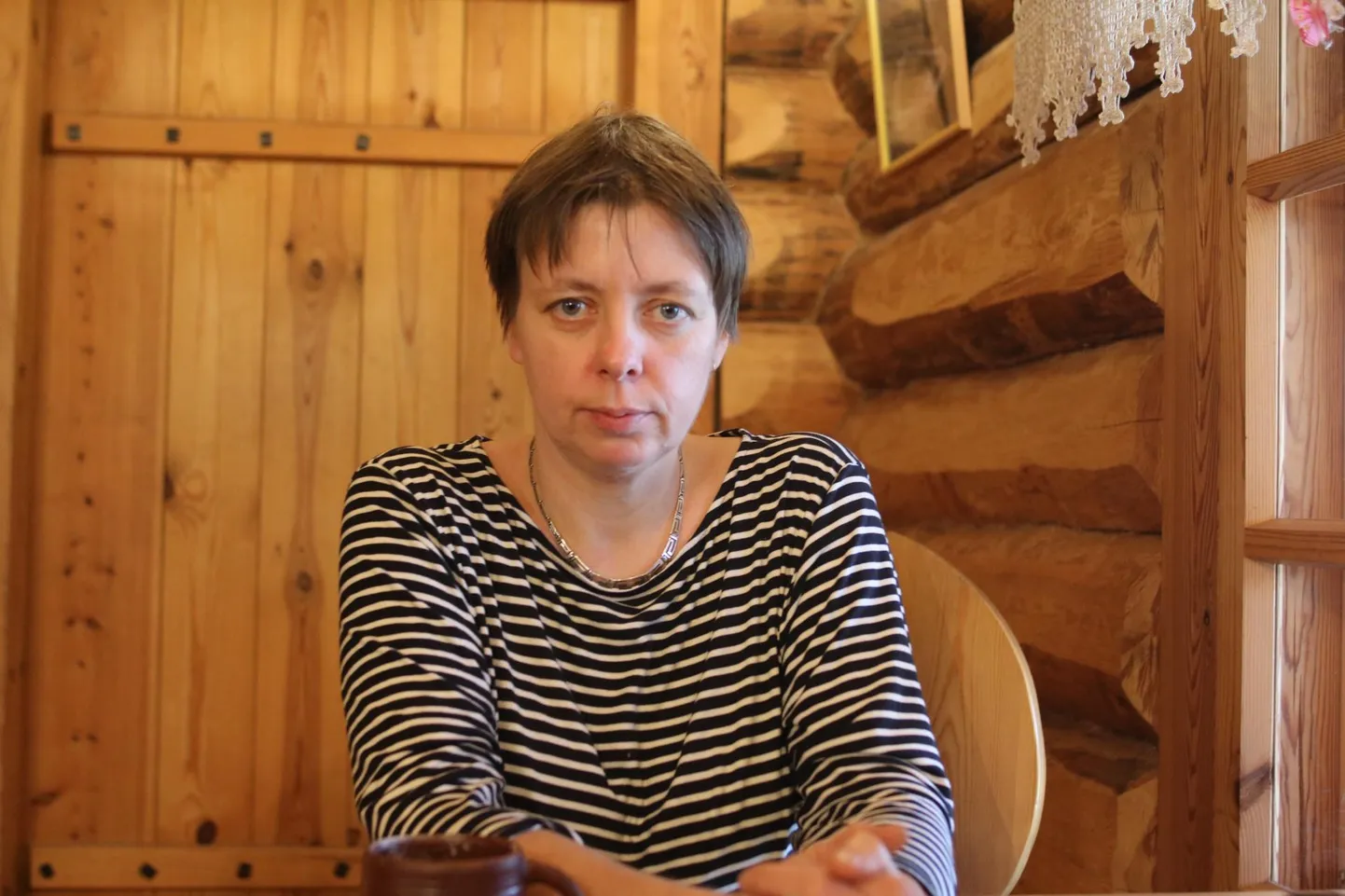 Teatri- ja filmikunstnik Killu Mägi elab Vastseliinas ja sõidab peaaegu igal hommikul ligi 50 kilomeetrit ida poole Värskasse – tööle teemajja.