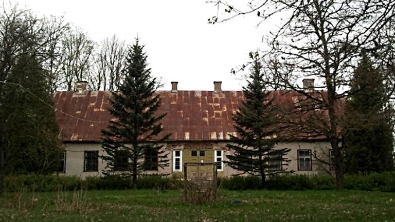 Поместье графов Ламбсдорфов уступает по красоте многим другим поместьям Латвии, однако у этого здания богатая история 