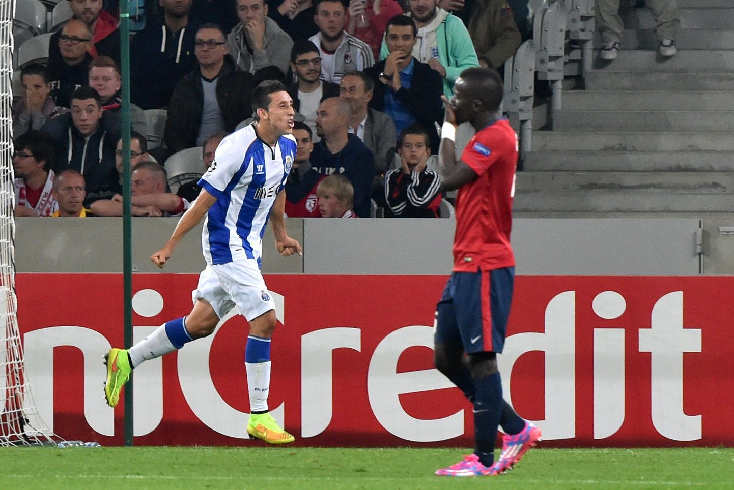 Porto jalgpallur Hector Herrera väravat tähistamas.