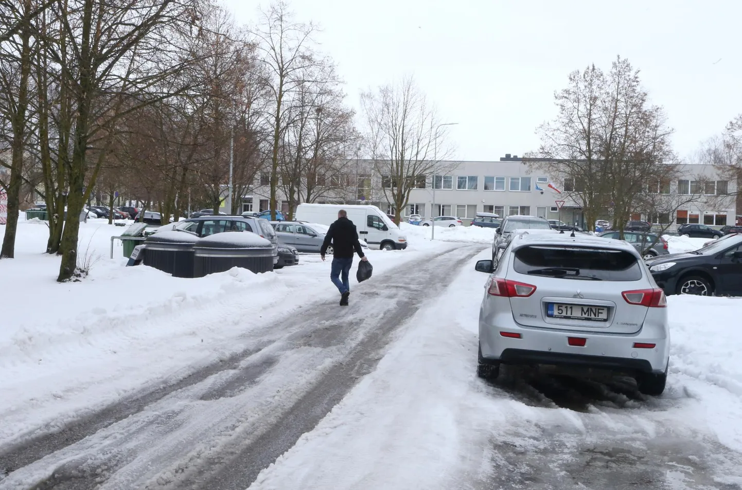 Kaunase puiestee 12 maja prügikastid jäid esmaspäeval tühjendamata, sest prügiauto kehval teel nendeni ei jõudnud.
 Sille Annuk