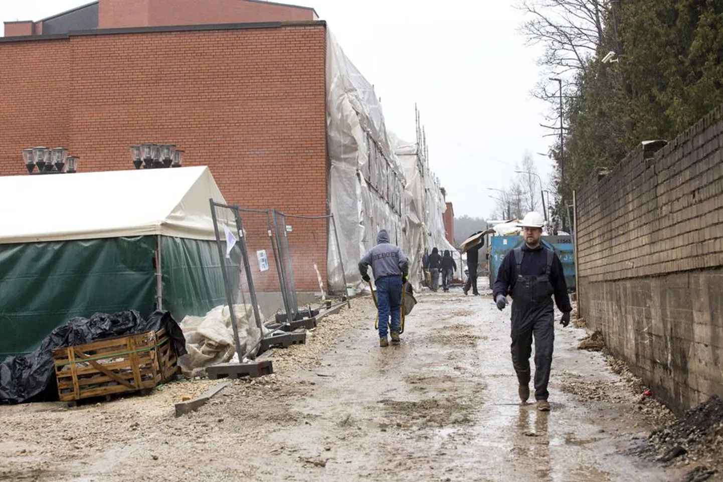 Ugala ümber käis eile tihe sebimine ning väljast vaadates pole veel märgata, et maja peaks kahe päeva pärast valmis olema. Ehituse tellija kinnitusel ollakse sisetöödega lõpule lähemal.