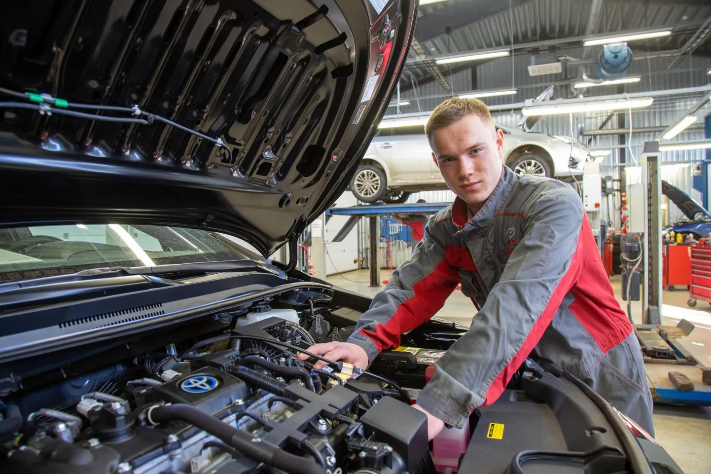 Ruudi Miller sai mootorite maailmas käe valgeks juba väikese poisina. Viimase praktika ajal võeti ta abilisena autoesindusse tööle.
