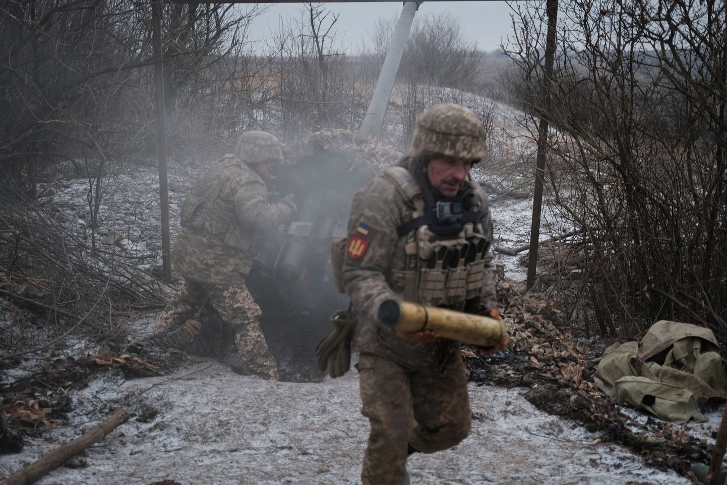 Ukraina sõdurid andmas Bahmuti lähistel tuld vaenlase positsioonide pihta nõukogudeaegse suurtükiga 7. detsembril 2023. aastal.