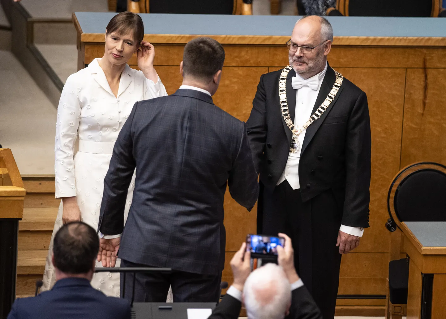 Riigikogu esimees Jüri Ratas õnnitleb vastvalitud President Alar Karist. 11.10.2021.