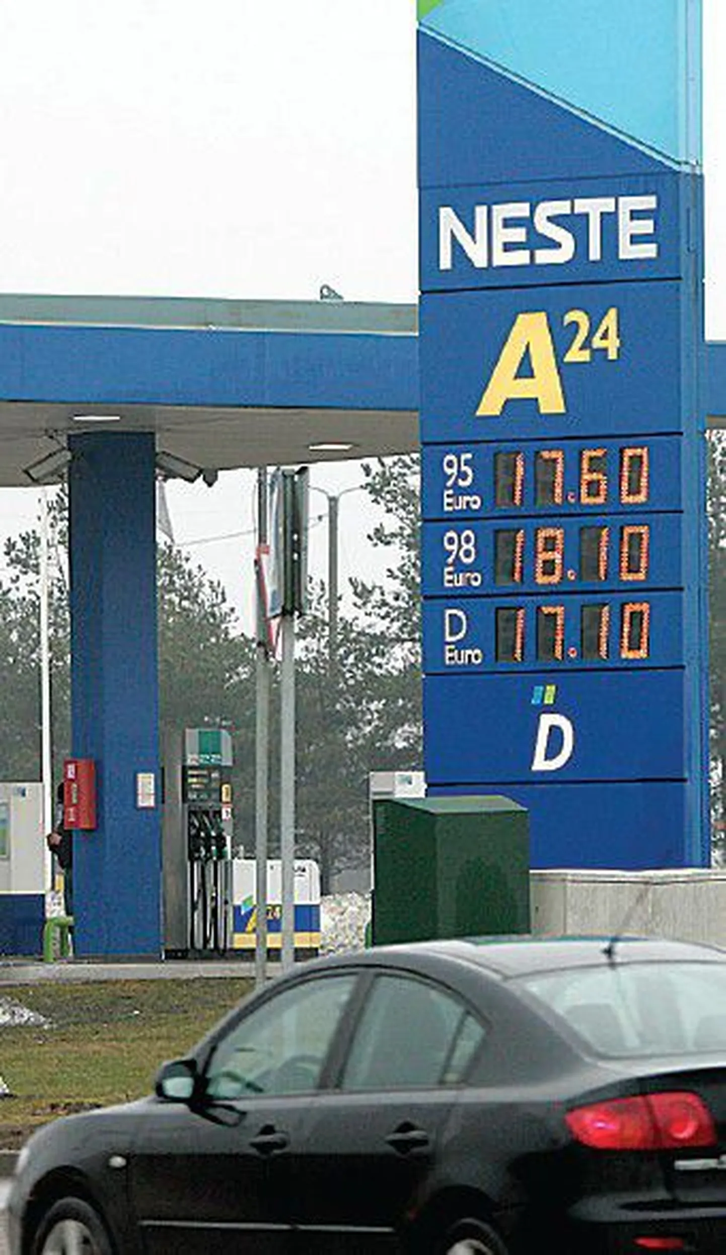 Подорожание топлива, как правило, приводит к повышению цен на многие товары и услуги. Но фото: цены на бензин на заправке Neste 6 апреля.