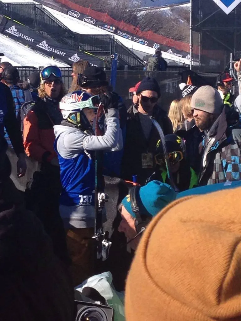 Kelly Sildaru kandis X-mängudel pargisõidus kuldmedalit võites paremal käel valget linti, millele oli kirjutatud endise vigursuusataja Sarah Burke’i nimi. Foto: