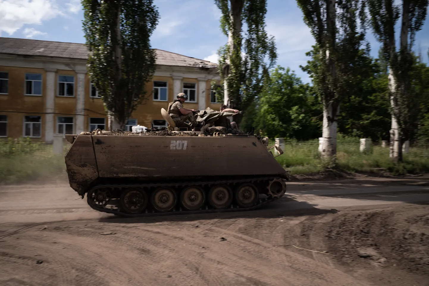 Ukrainlaste soomusmasin Donetski oblastis Tšassiv Jaris.