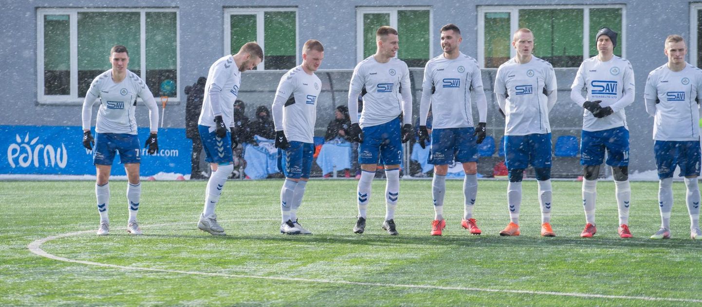 Pärnu jalgpalliklubi (PJK) võitis küll avavooru lumelahingu, ent teises tuli vastu võtta kindel kaotus.  
