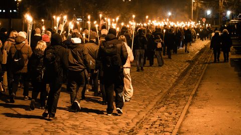 ФОТО ⟩ Тысячи факелов пронзают тьму: в Риге прошло впечатляющее факельное шествие