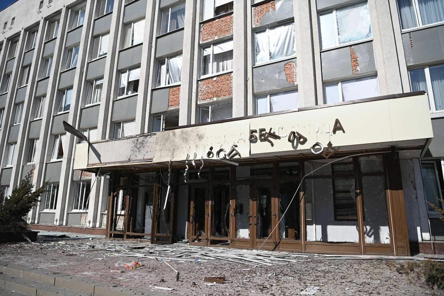Droonirünnakus kahjustada saanud Belgorodi linnavalitsuse hoone fassaad.