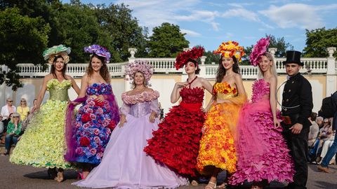 SUUR GALERII ⟩ Tallinna Lilleballil imetleti värsketest õitest valmistatud muinasjutulisi kleite