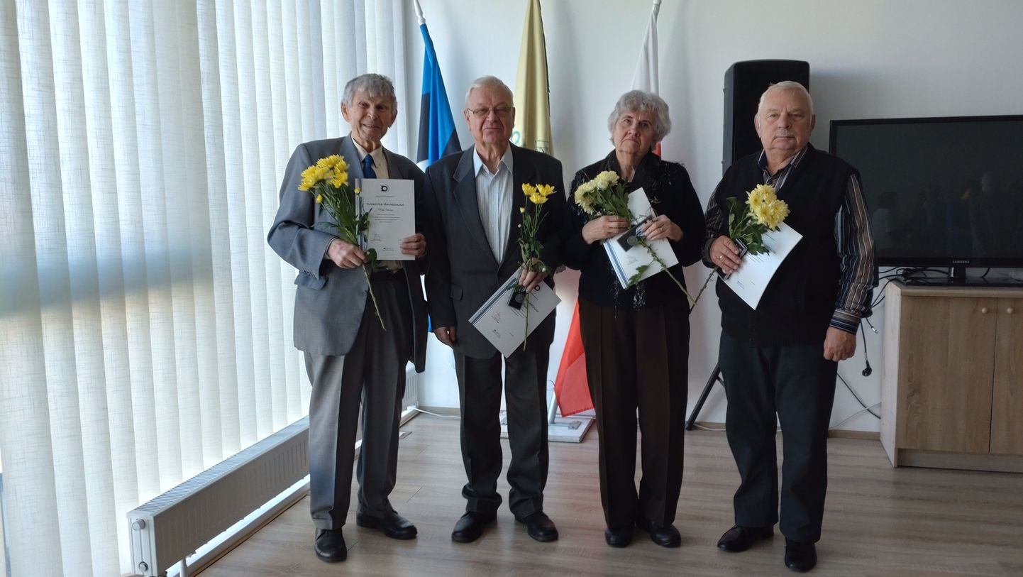 Tänumedalid saanud (vasakult) Kalev Jahnson, Enn Mainla, Urve Säinas ja Hendrik Varik.