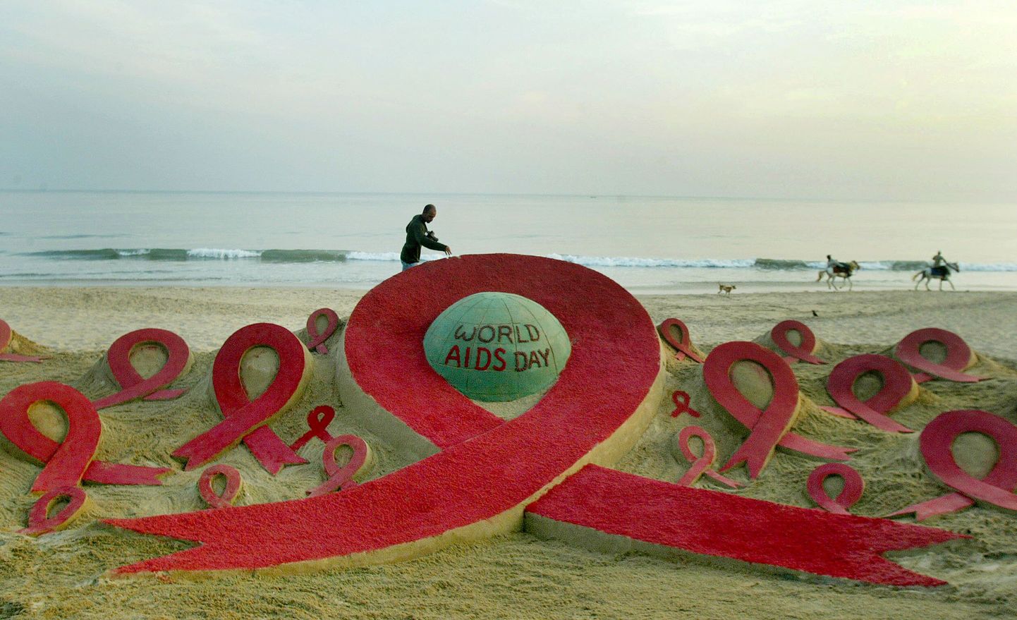 HIV-nakkusega naiste arv maailmas kasvab, selgub ÜRO aruandest.