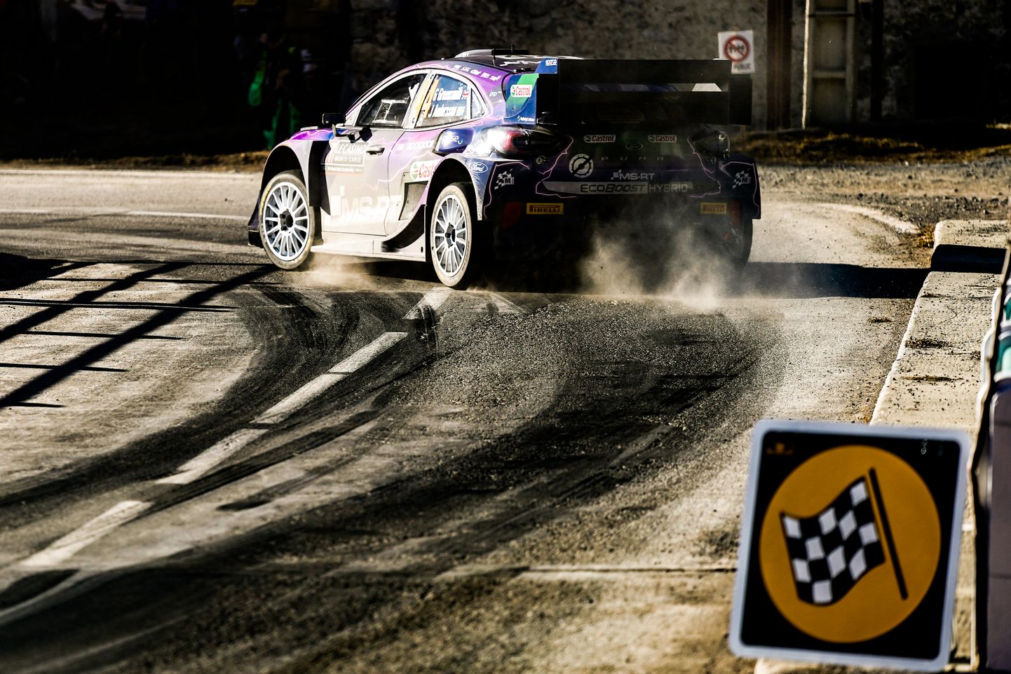Gus Greensmith 2022. aastal Monte Carlo rallil Ford Puma Rally1-autoga.