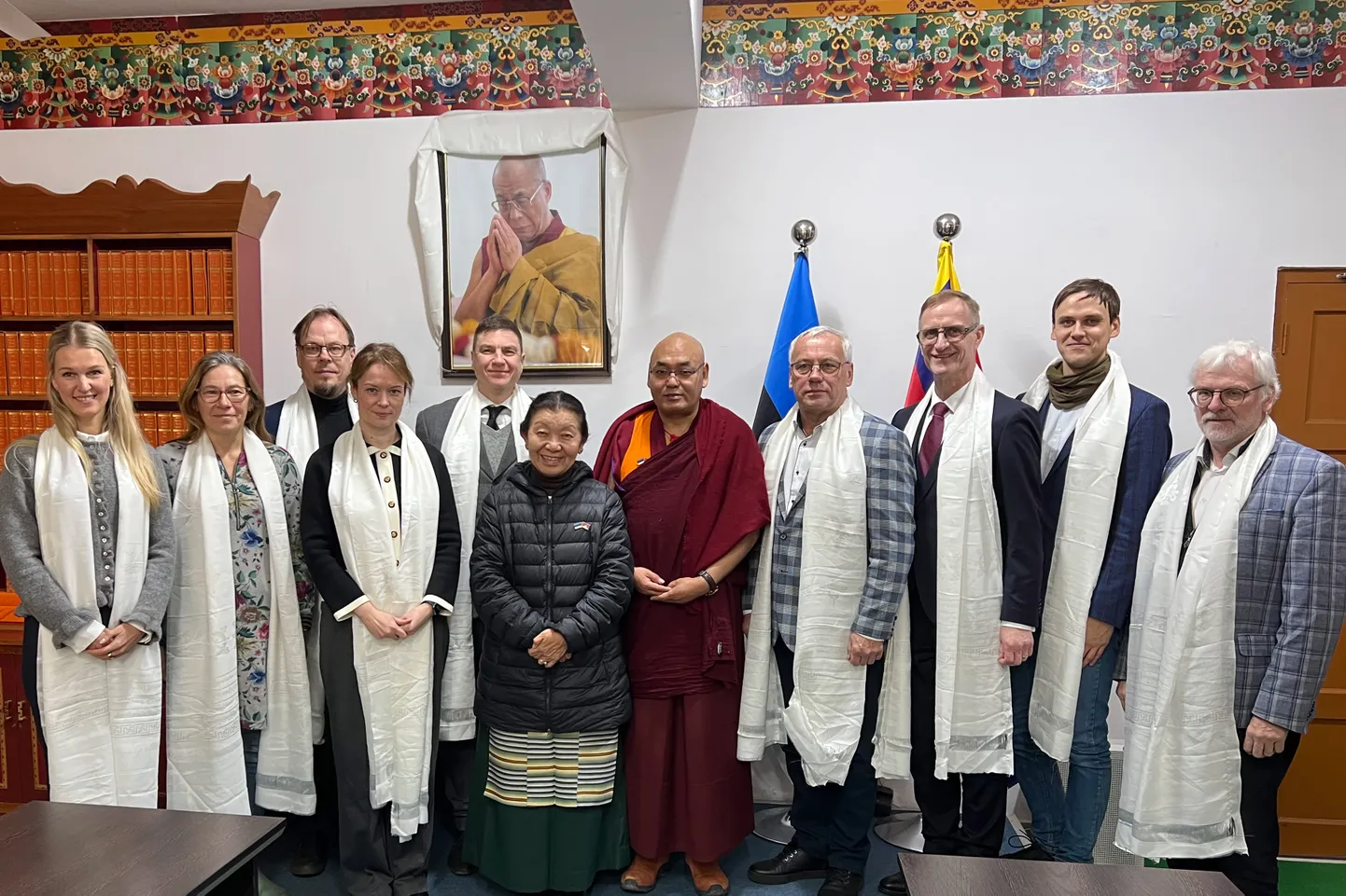 Eestlased kahel pool Tiibeti eksiilvalitsuse esindajaid. Keskel seisavad spiiker Khenpo Sonam Tenpheli (mungarüüs) ja aseesimees Dolma Tsering Teykhang (spiikrist vasakul).