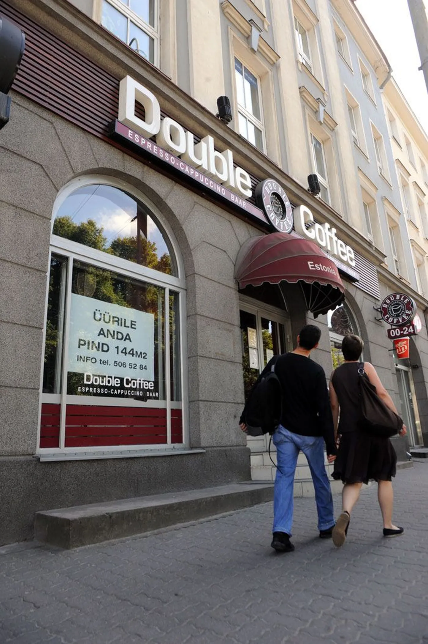 Koos teiste samasse ketti kuuluvate kohvikutega pidi uksed sulgema Tallinnas Estonia puiesteel asunud Double Coffee kohvik, misjärel vabanes ligi poolteistsada ruutmeetrit pinda.