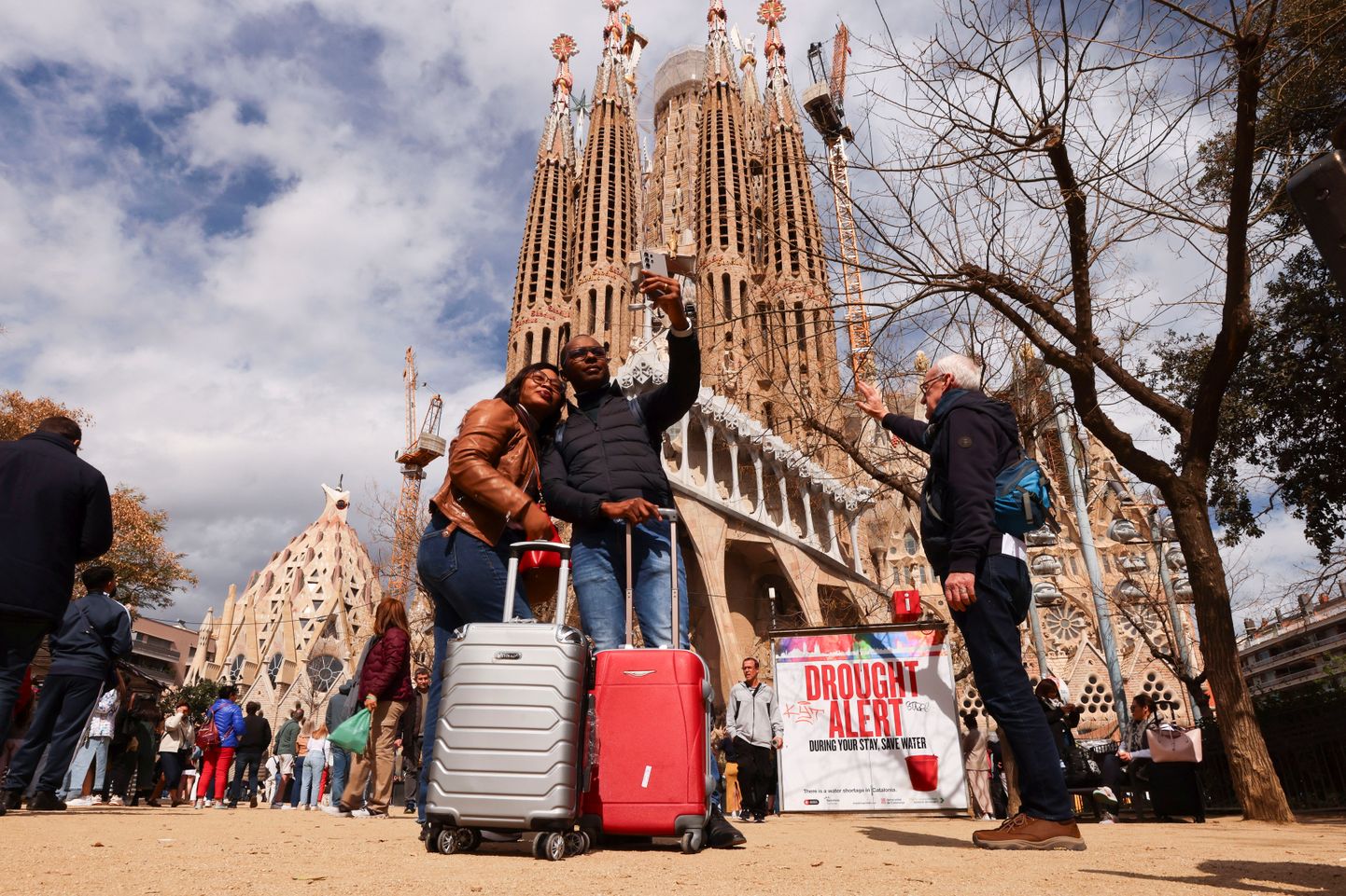 Turistid teevad Barcelonas Sagrada Familia kiriku juures endast pilti.