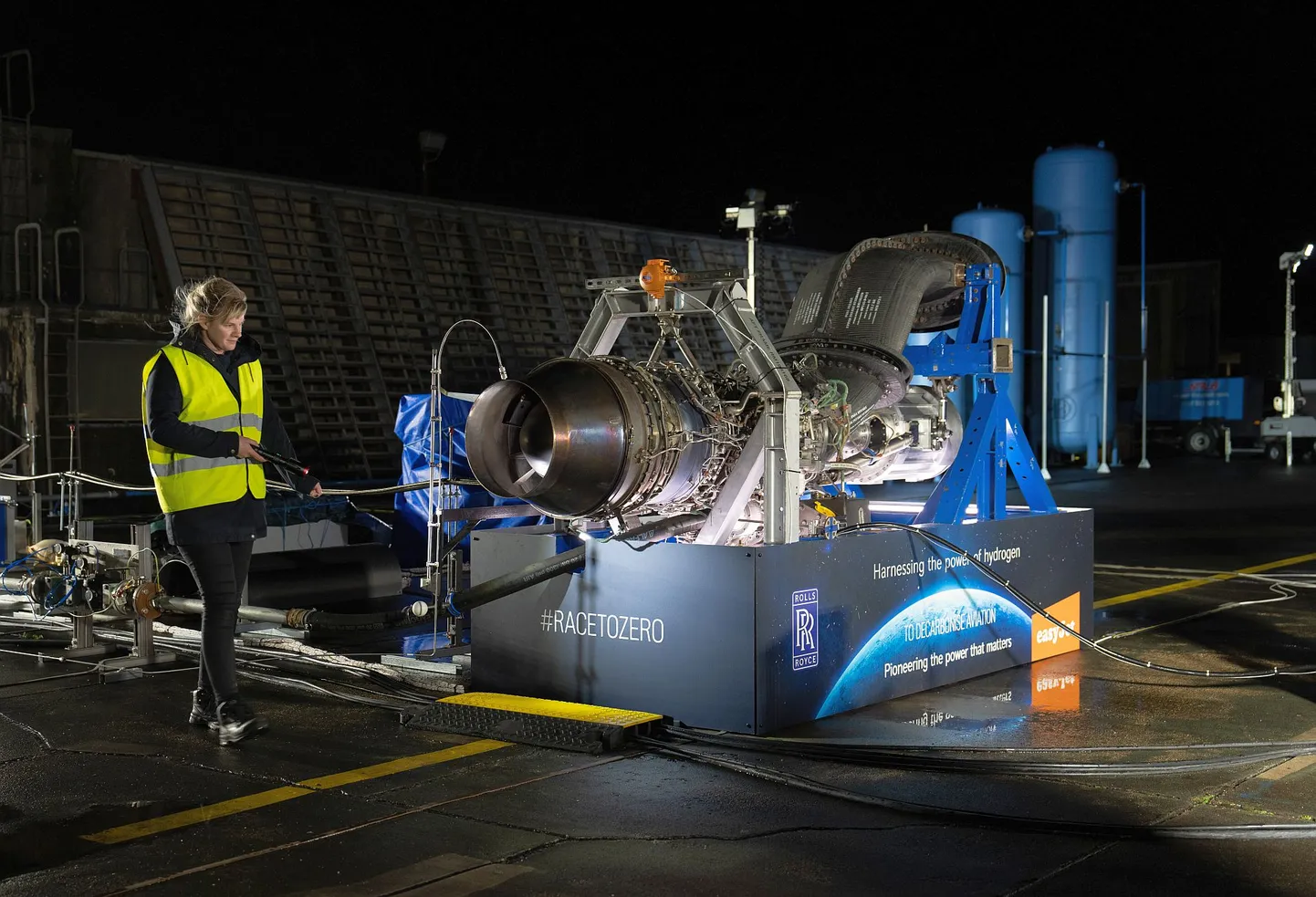 Kasutuses olev turbopropellermootor ehitati ümber puhta vesinikuga töötama, mis saadakse tuule- ja loodeenergiast. Sellise lennuki heide on vaid puhas veeaur.