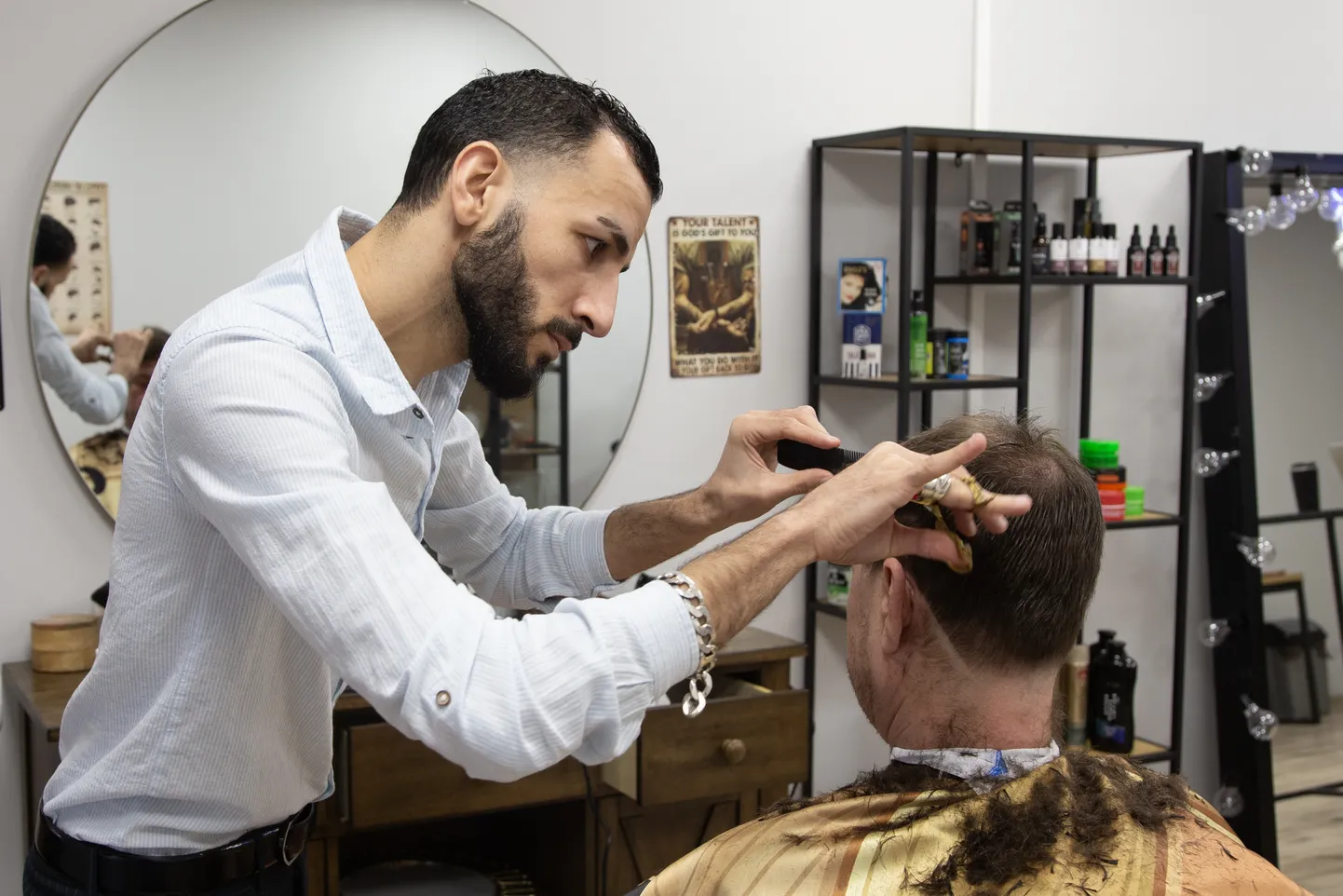 BARBER TÖÖHOOS: Klient Erik pani Bashari teenusele hindeks viie. "Juuksuritoolis istumine on lapsest saati olnud paras katsumus, aga seekord läks kõik väga kiiresti ja kergelt. Kui juukselõikus saab üldse elamust pakkuda, siis seekordset võib nii nimetada. Esiteks oli see minu esimene meesjuuksuri kogemus. Lisaks tavapärasele juukselõikusmasinale ja kääridele läksid käiku habemenuga, karvaeemaldusniit, tule- ja aurumasin. See oli nagu stepptants ning rütmi, kiiruse ja tempo vaheldumist oli põnev jälgida. Kui Eestis keelati 1990. aastatel HIVi leviku tõttu juuksurisalongides habemenoa kasutamine, mõtlesin, et ma ei saa kunagi elus kogeda seda, kuidas käib habemenoaga habemeajamine, nagu me oleme filmides näinud. Nüüd sain."