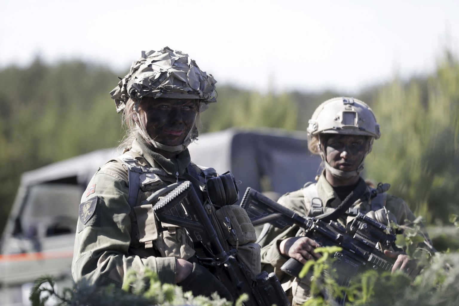 Norra sõdurid 2015. aastal õppusel Saber Strike. Norras kutsutakse alates 2016. aastast ajateenistusse nii mehi kui naisi; 2018. aastal moodustas naissoost ajateenijate osakaal 28,5 protsenti.