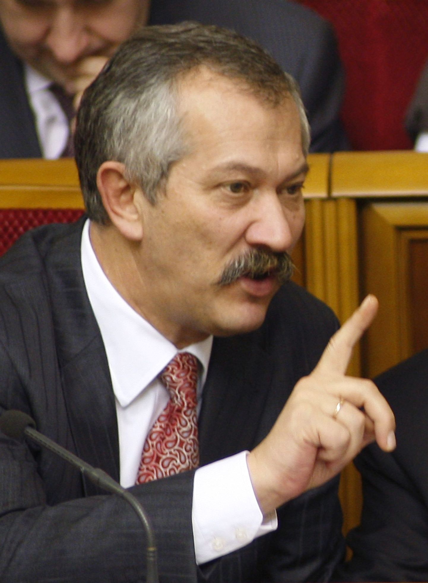 Ukraina rahandusminister Viktor Põnzenõk esitas parlamendile tagasiastumispalve.