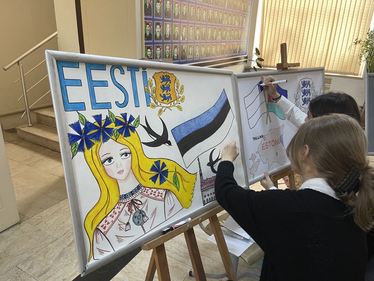Kooli fuajees maalisid lapsed agaralt suitsupääsukesi ja Tallinna vanalinna