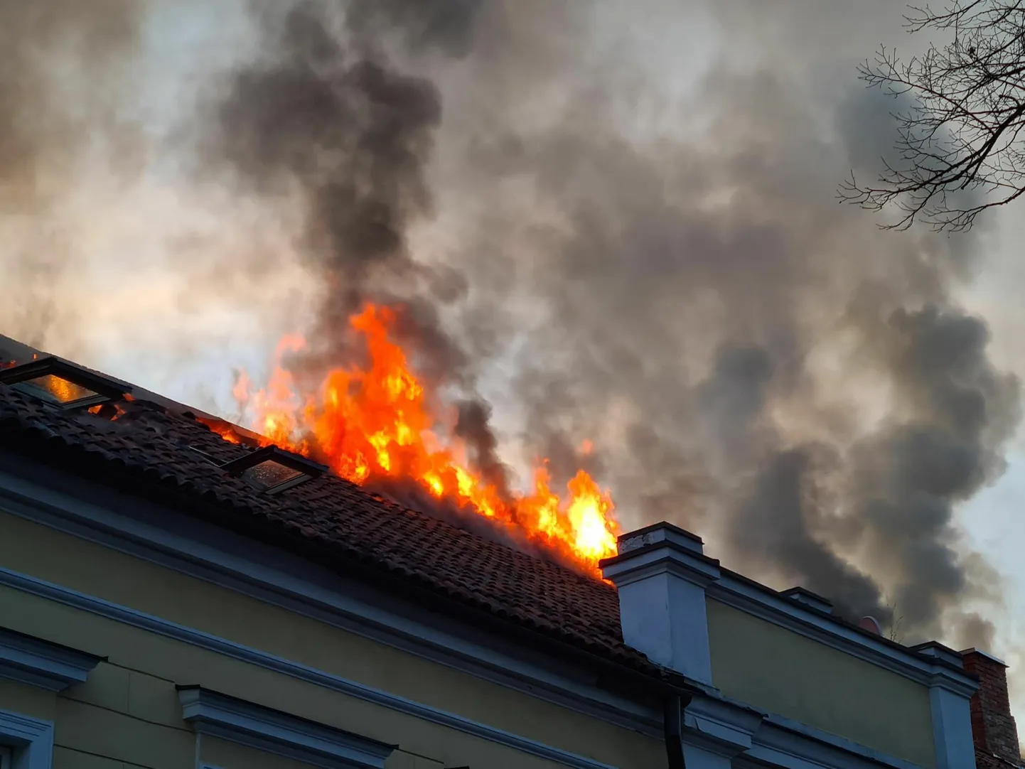 Kompanii 10 põleng Tartu kesklinnas. 