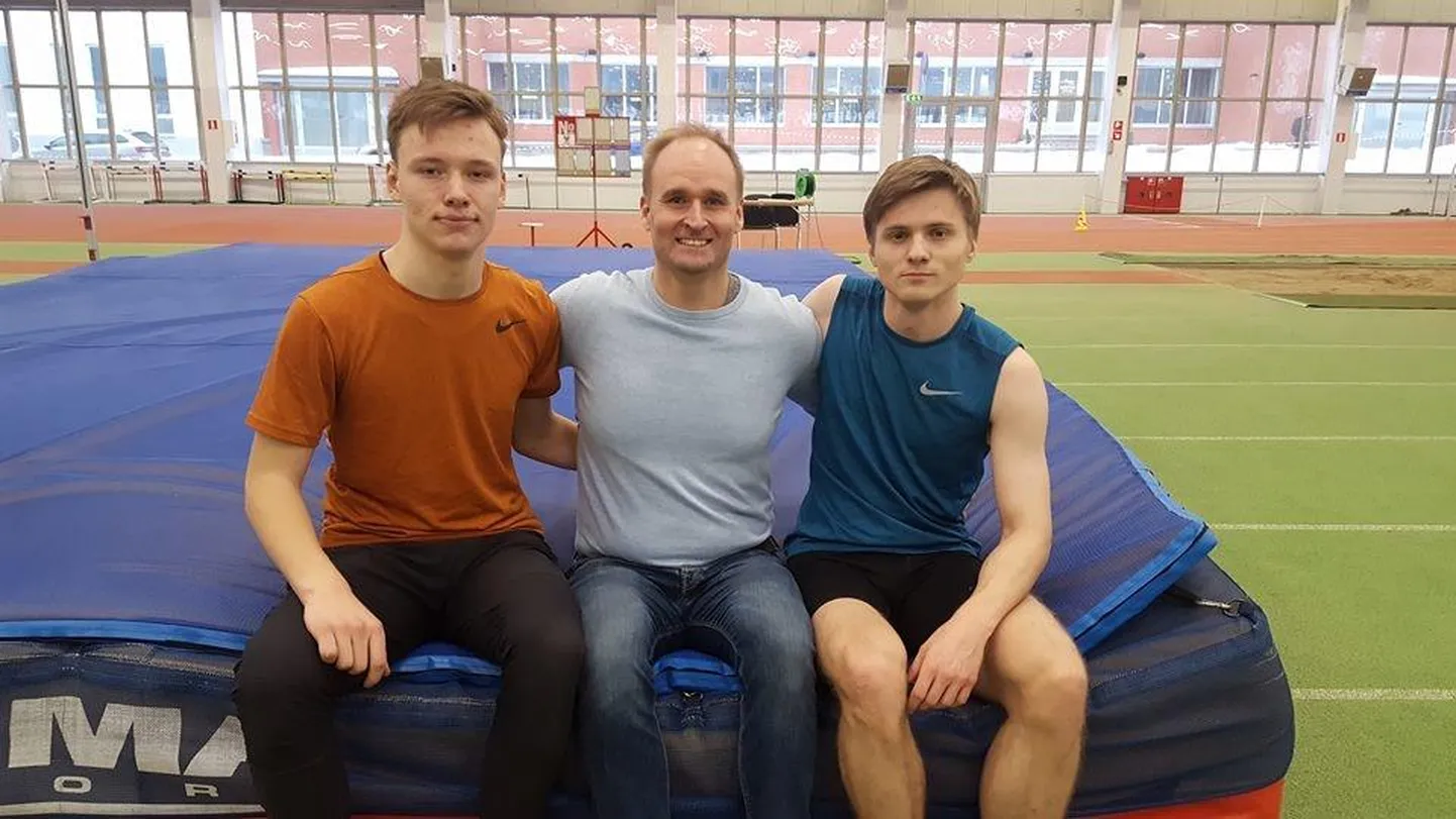 Karl Kristjan Kajak (vasakult), Eesti Kurtide Spordiliidu ja Võru kurtide ühingu juhatuse Argo Purv ning Tanel Visnap FOTO: Erakogu