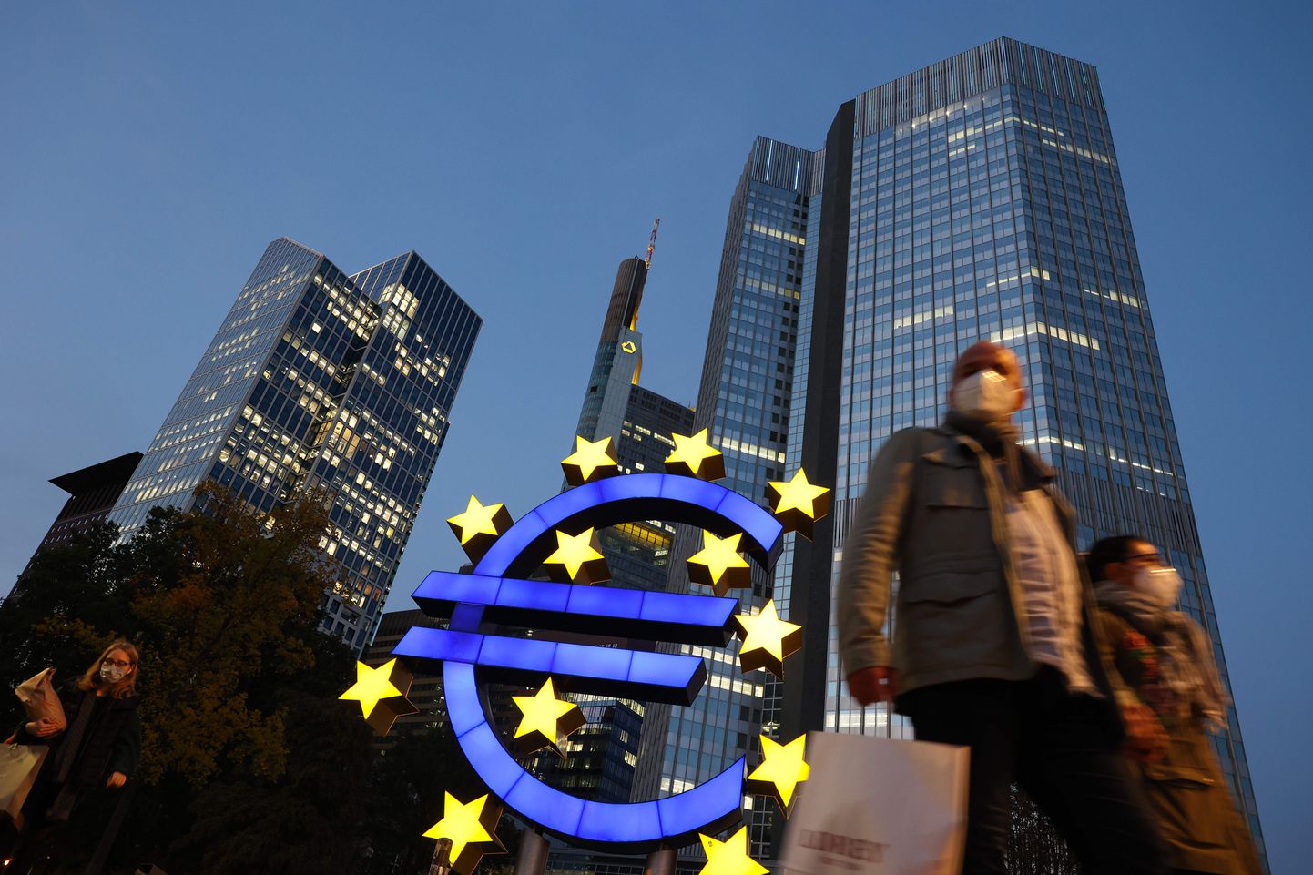 Maskides möödujad Euroopa Keskpanga peahoone ees Frankfurdis.