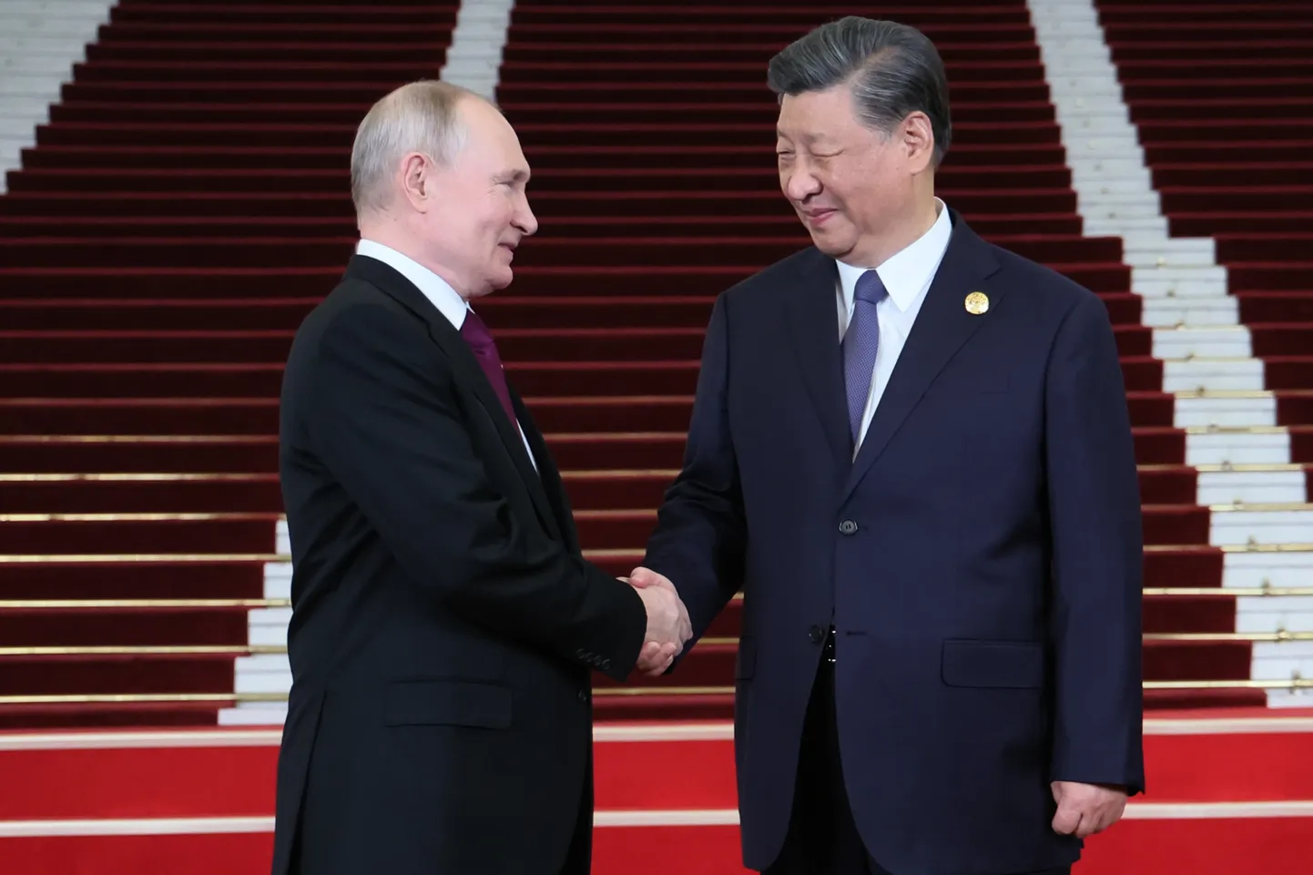Экспорт Китая в Россию за год увеличился на 47%, импорт из России - почти на 13%.