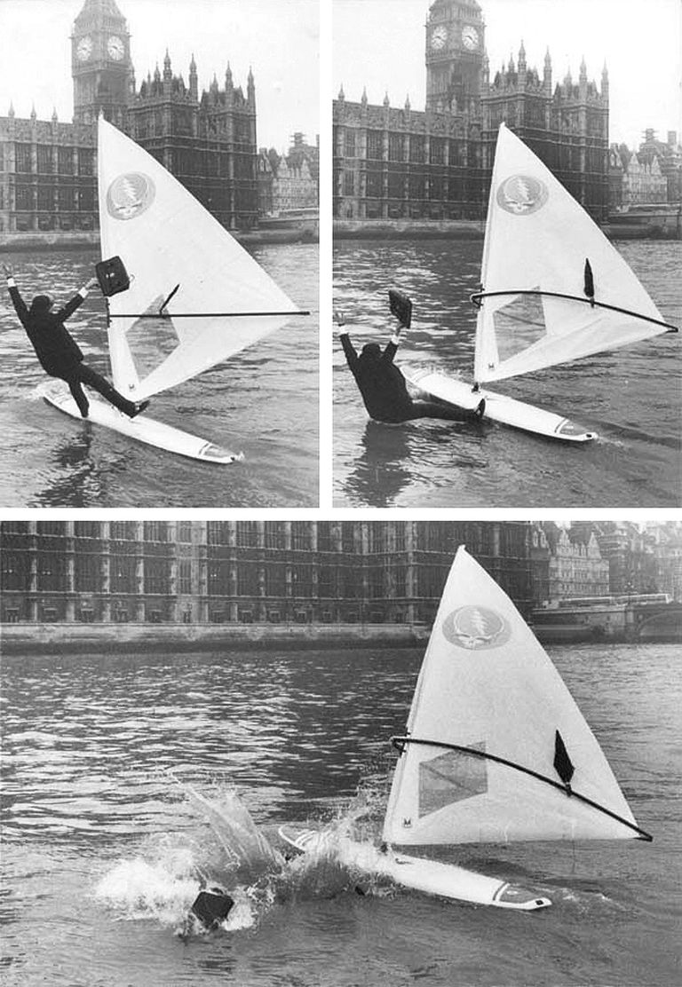 Alex Allan demonstreerib veebruarikuises Thames'i jõe vees purjelaualt vette kukkumist