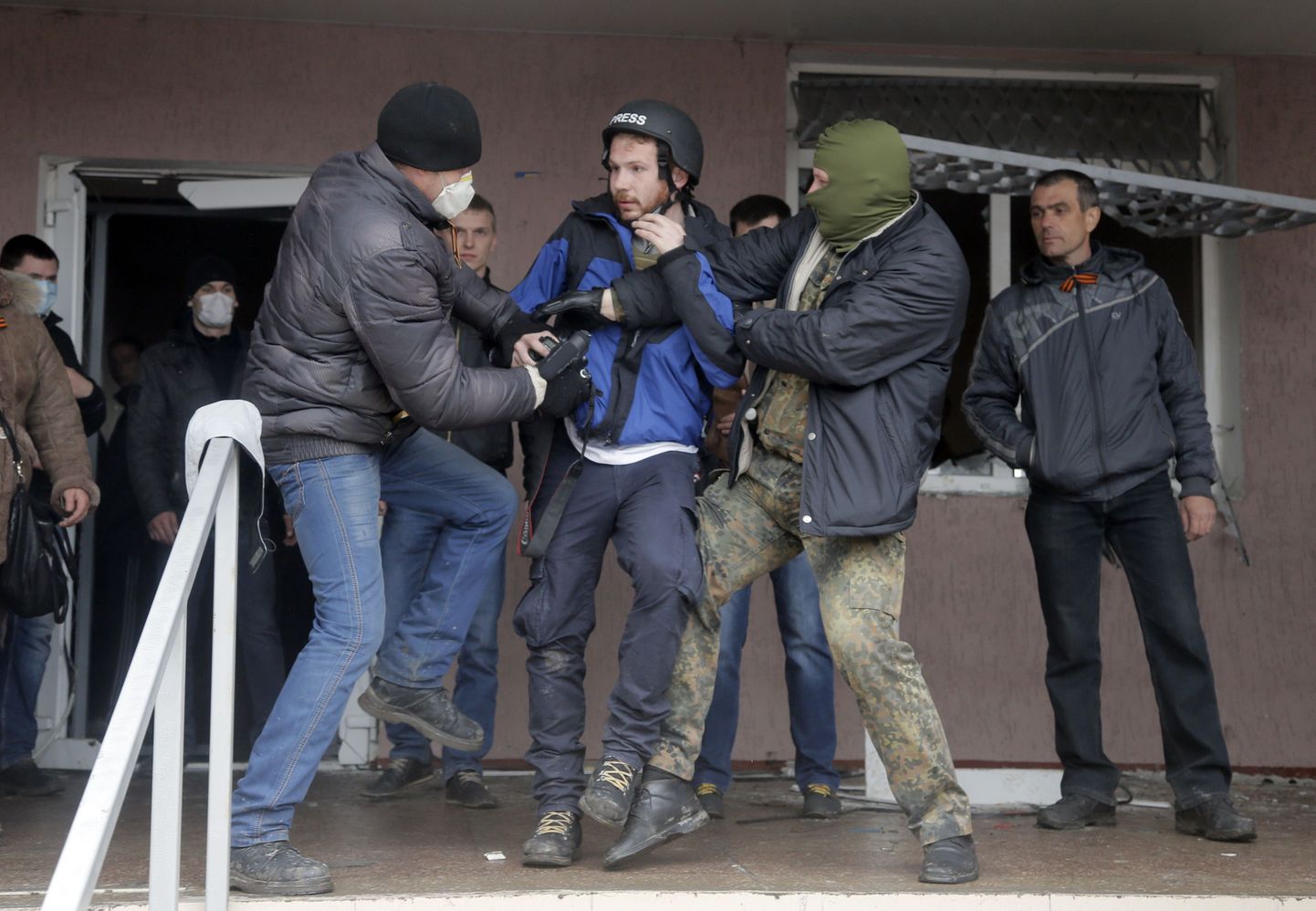 Venemeelsed ründasid Briti pressifotograafi Frederick Paxtoni Horlivka miilitsajaoskonna ees.