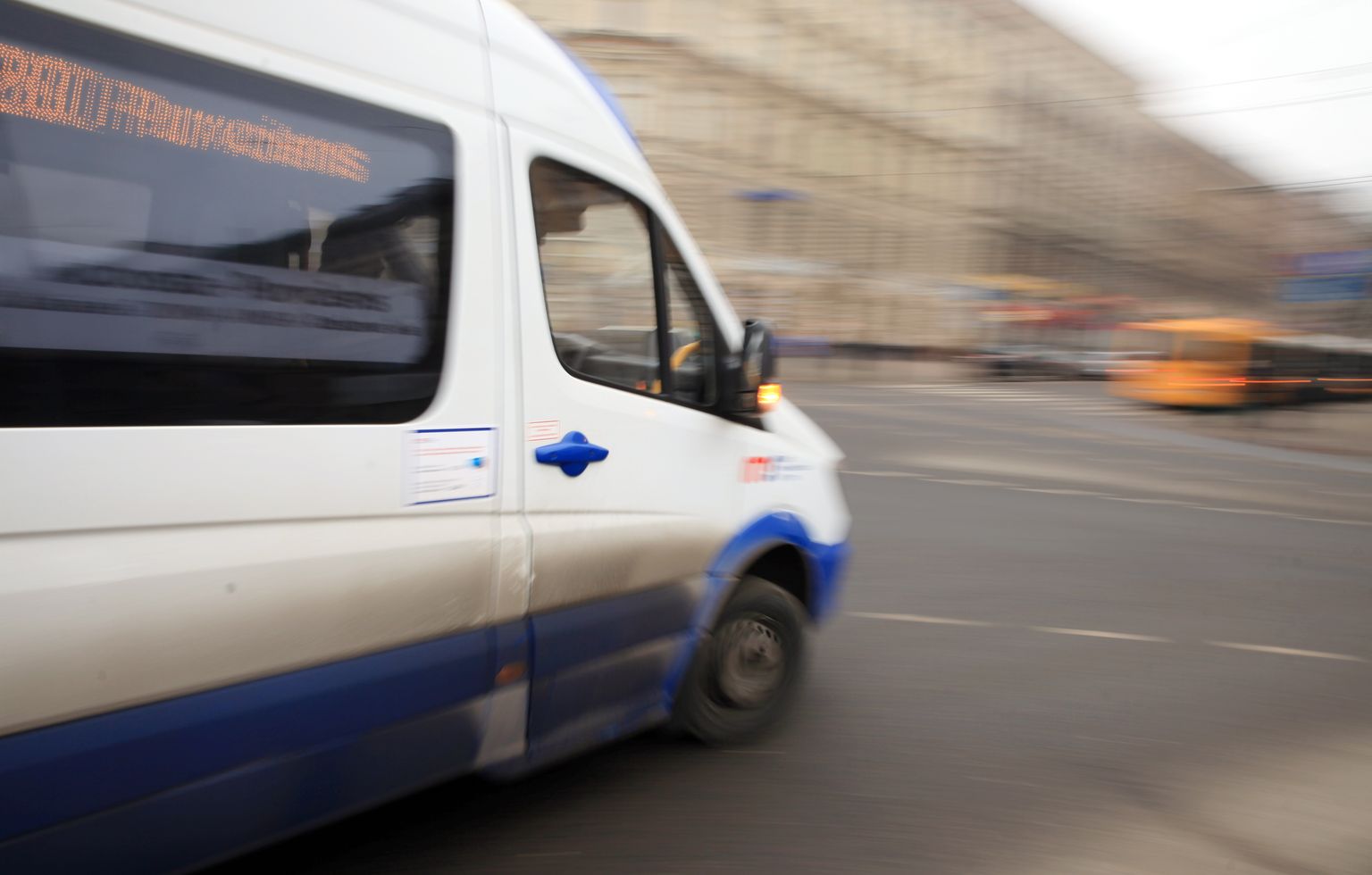 "Rīgas satiksme" maršruta mikroautobuss.